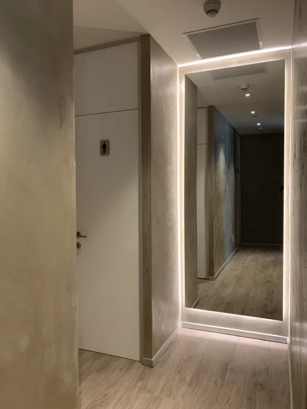 Hall de baños con iluminación indirecta