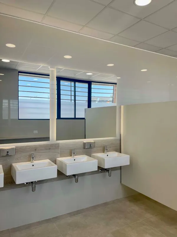 Batería de lavamanos en baño de personal