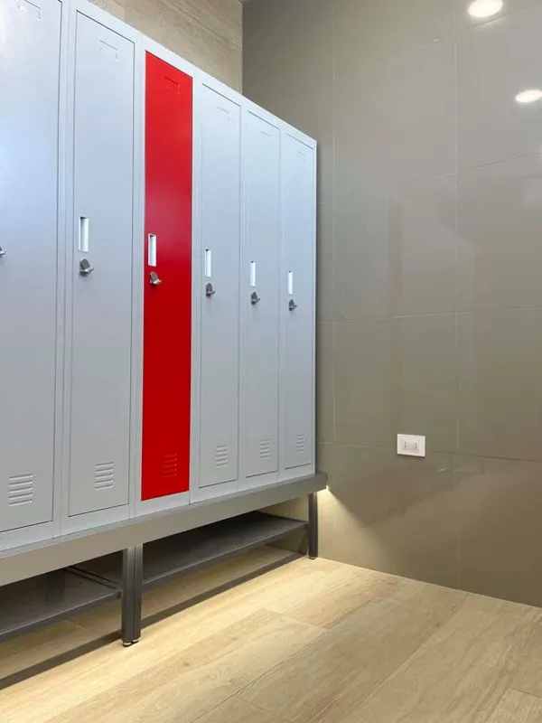 Lockers metálicos en camarín de personal