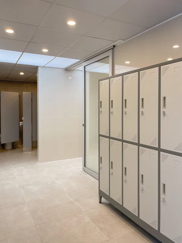 Lockers y box de WC en camarín de operarios