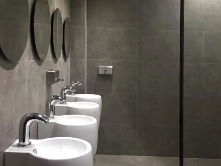 Komatsu Chile, baños en Quilicura
