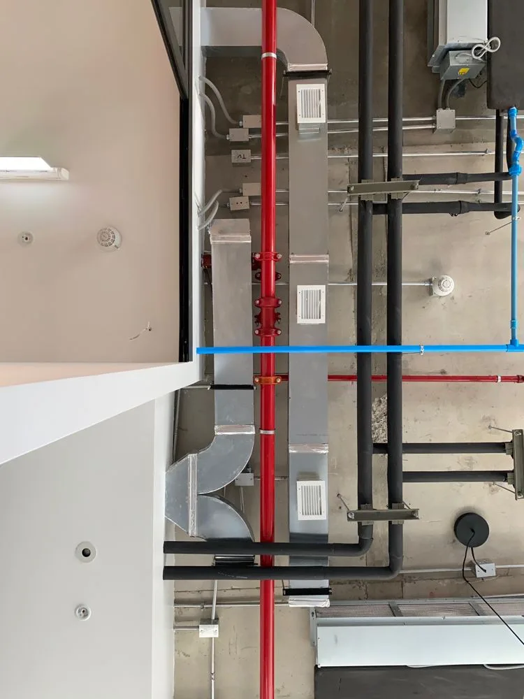 Especialidades en remodelación de oficinas: climatización, red de incendio y electricidad en cielo a la vista
