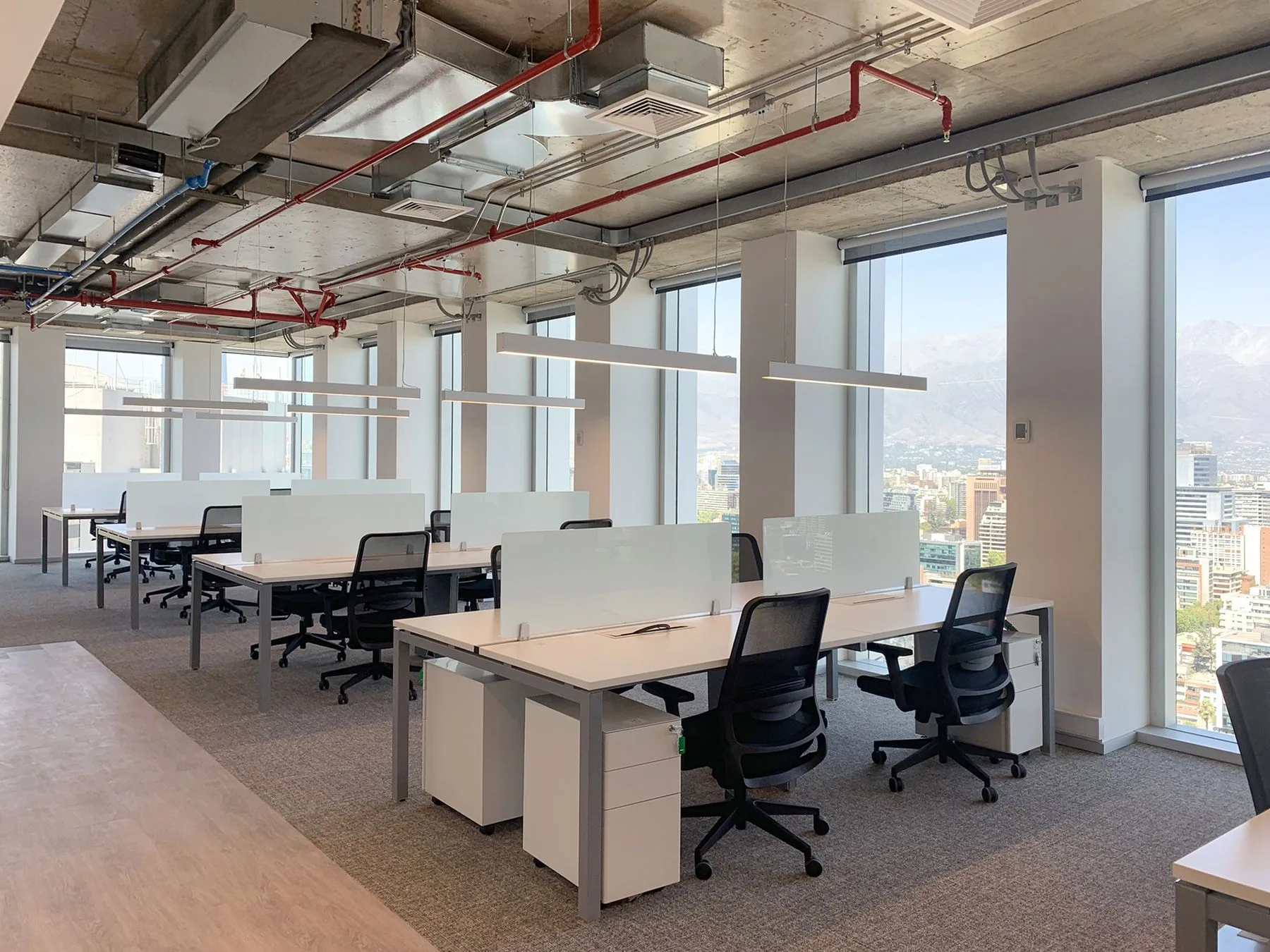 Planta de oficinas habilitada con vista a la cordillera